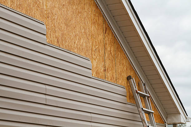 Professional Siding Contractor technician working in Dayton, OR